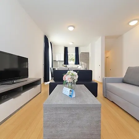 Apartment Marea 2 With Pool Access