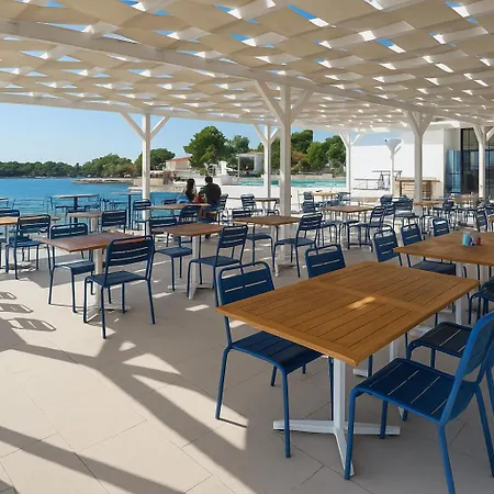 Marea 2 With Pool Access * Petrcane